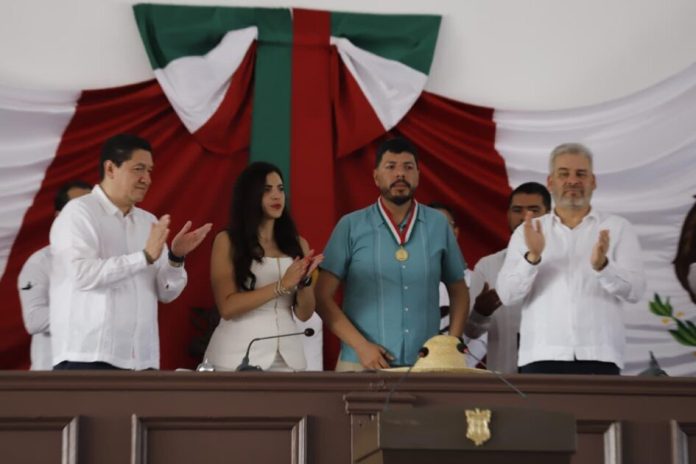 Otorga 76 Legislatura Presea “Constitución de 1814” a Felipe Orlando Aragón Andrade