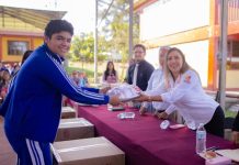 Gestiona Dayana Pérez Mendoza entrega de tenis para estudiantes de secundaria en Salvador Escalante